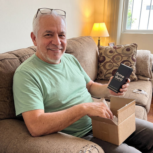 Hombre abriendo su pedido de Firme Dura en casa