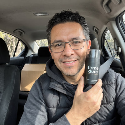 Hombre con la crema Firme Dura en el coche