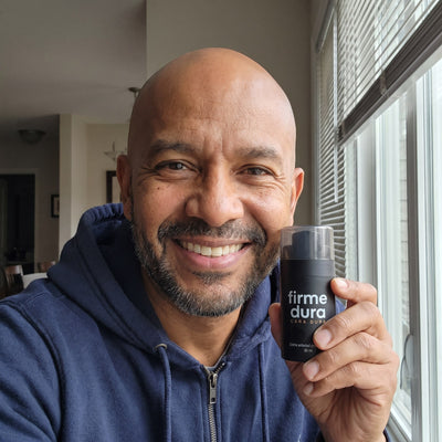 Hombre sonriente con la crema Firme Dura