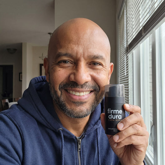 Hombre sonriente con la crema Firme Dura