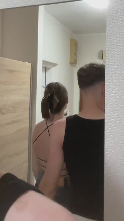 Ella le mide la altura